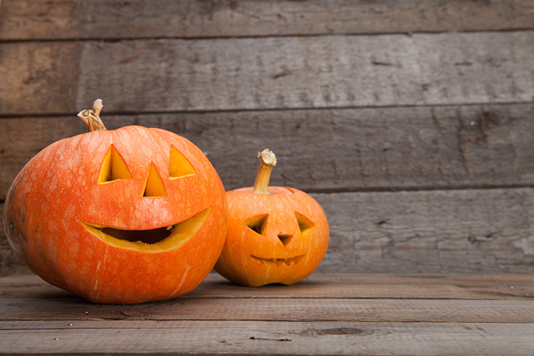 Kaksi kurpitsalyhtyä.