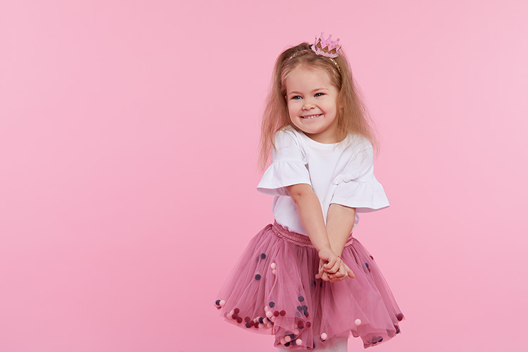 Pikkutyttö prinsessana.