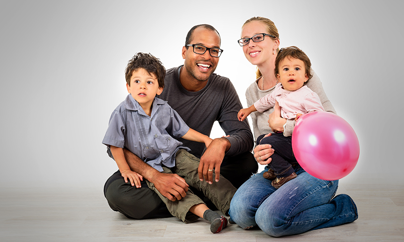 Ryhmäkuvassa isä, äiti ja kaksi pientä lasta