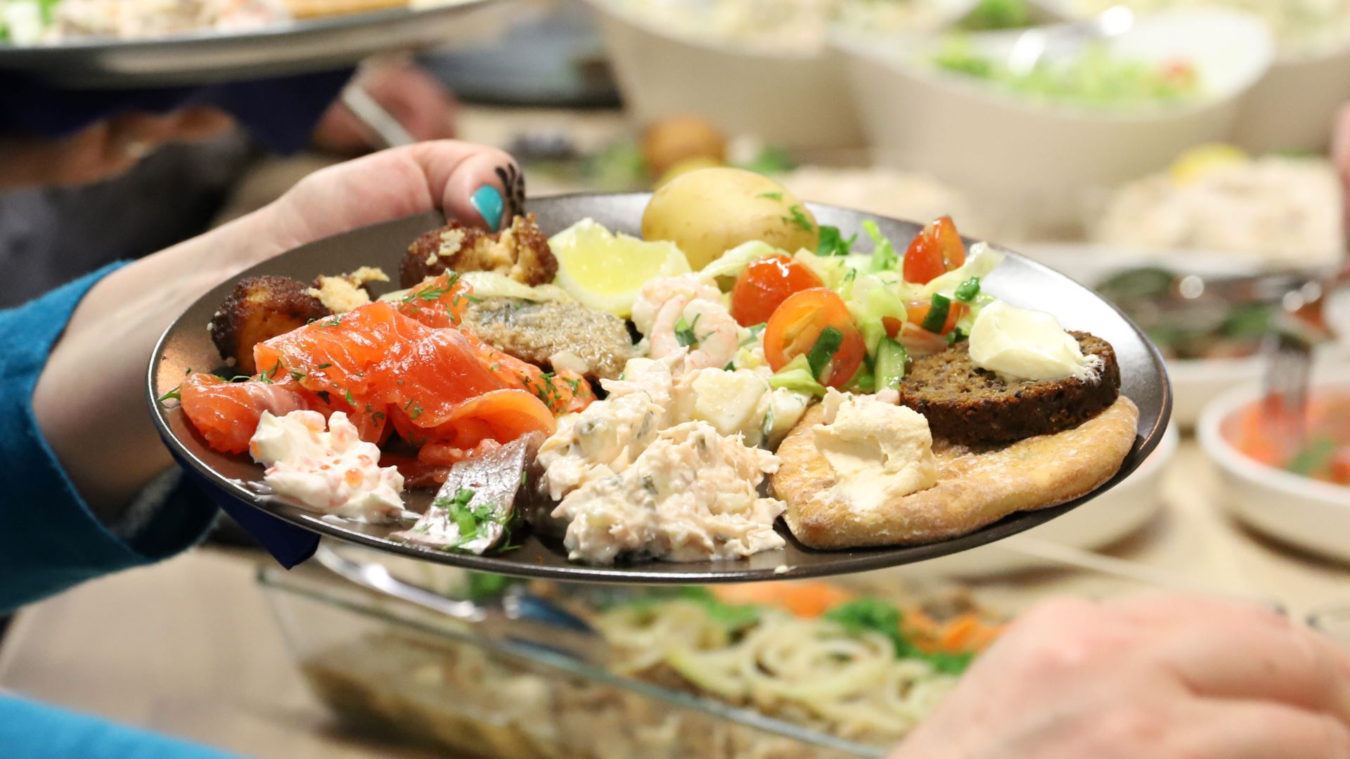 Kuvassa lautasella brunssiannos, jossa graavattua lohta, saaristolaisleipää ja kalaherkkuja.