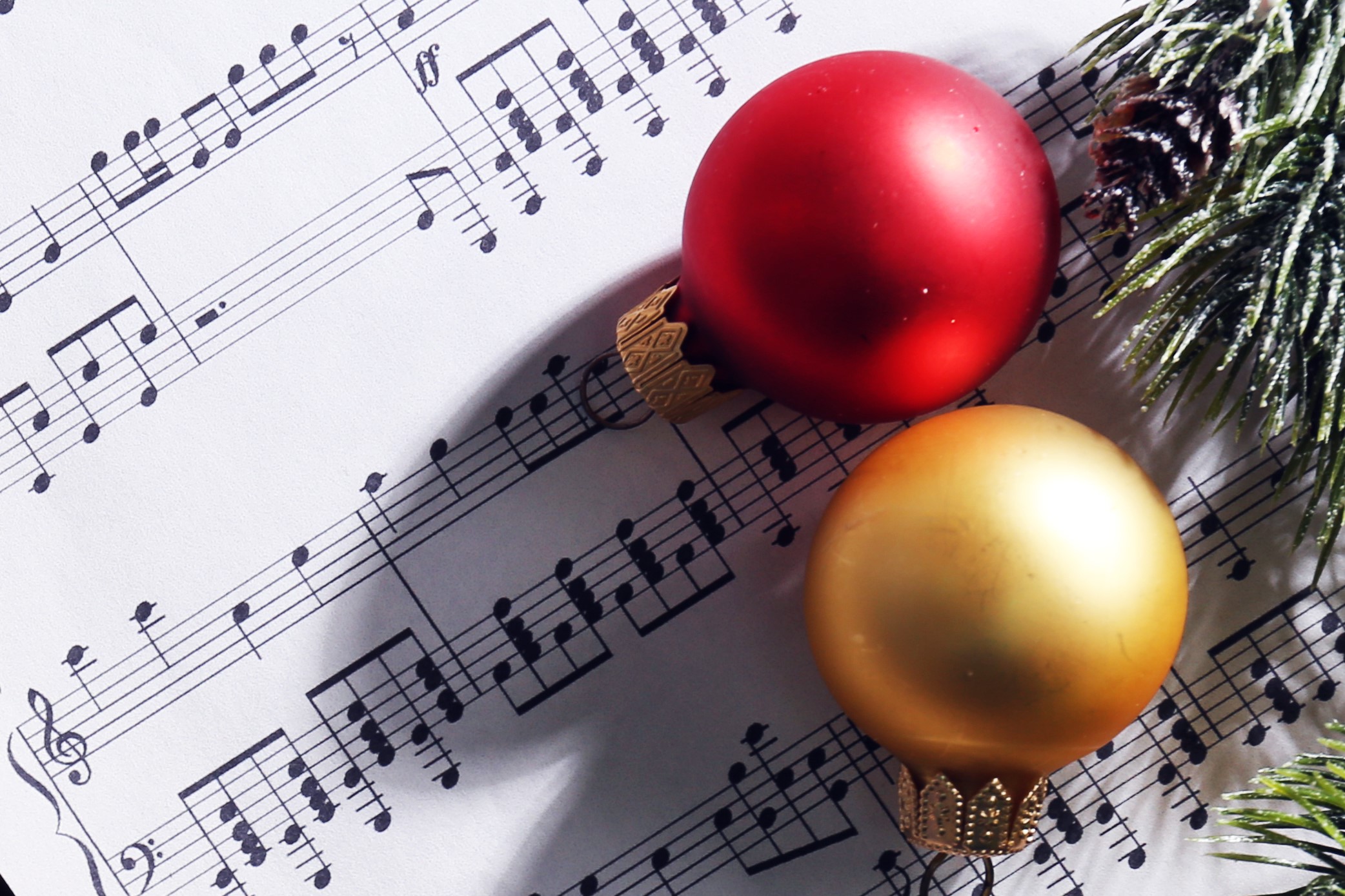 Nuotteja ja joulukuusen koristeita.