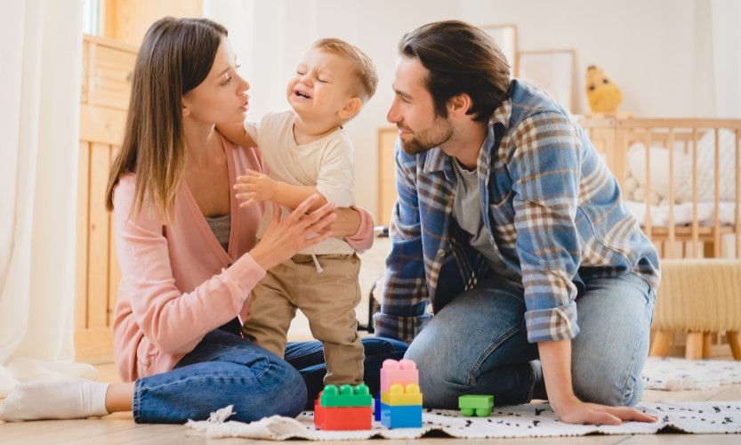 Kuvassa nainen, mies ja lapsi.