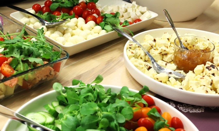 Tarjoiluvateja, joissa vihanneksia ja juustoja.