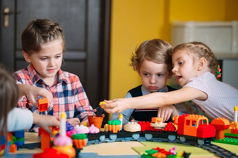 Lapset leikkivät junalla