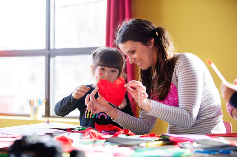 Äiti ja lapsi askartelevat ystävänpäiväkortteja.